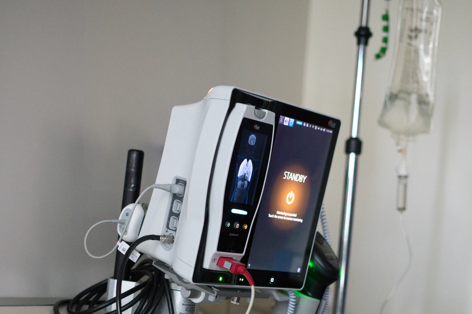 Monitor e acessórios de equipamentos médicos em um ambiente hospitalar