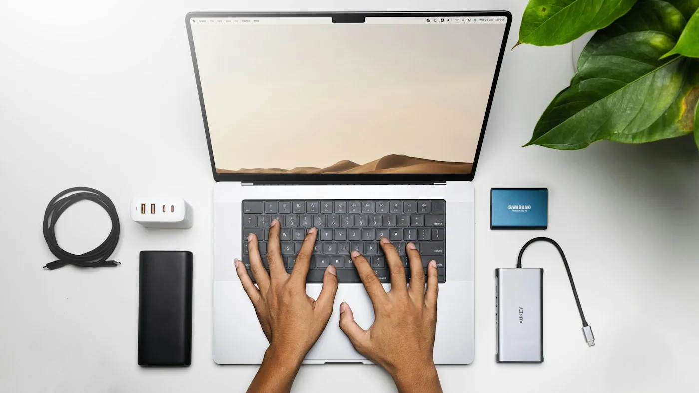 Mãos usando o teclado de um notebook